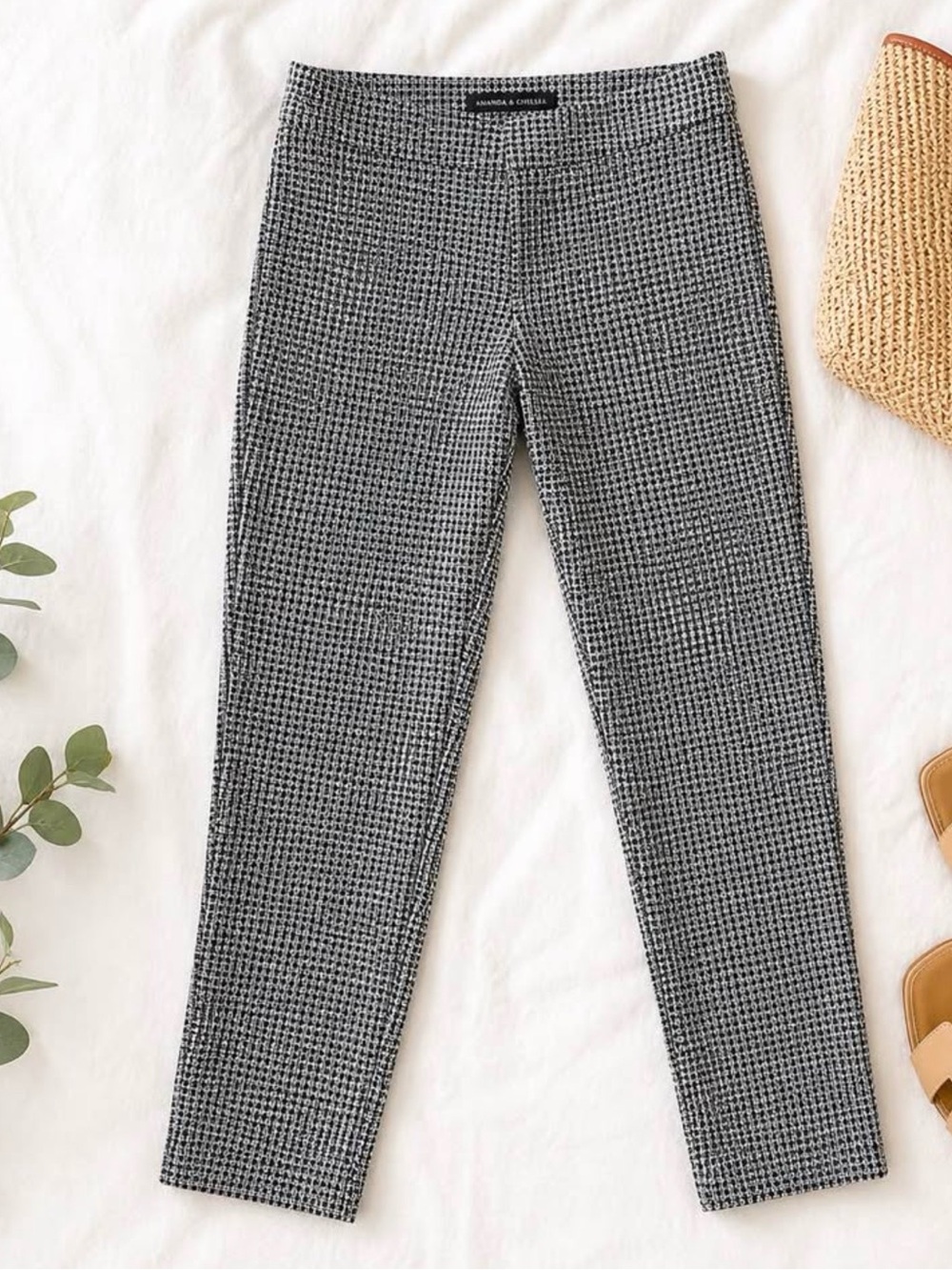 Amanda and Chelsea Skinny Stretch Crop Pant Black and White size 4